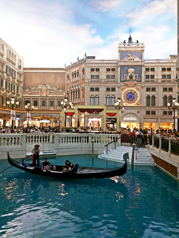 澳门之声，尊敬的听众朋友们，欢迎收听！